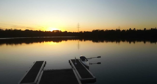 Steg im Sonnenuntergang am Sandhofsee in Neuss